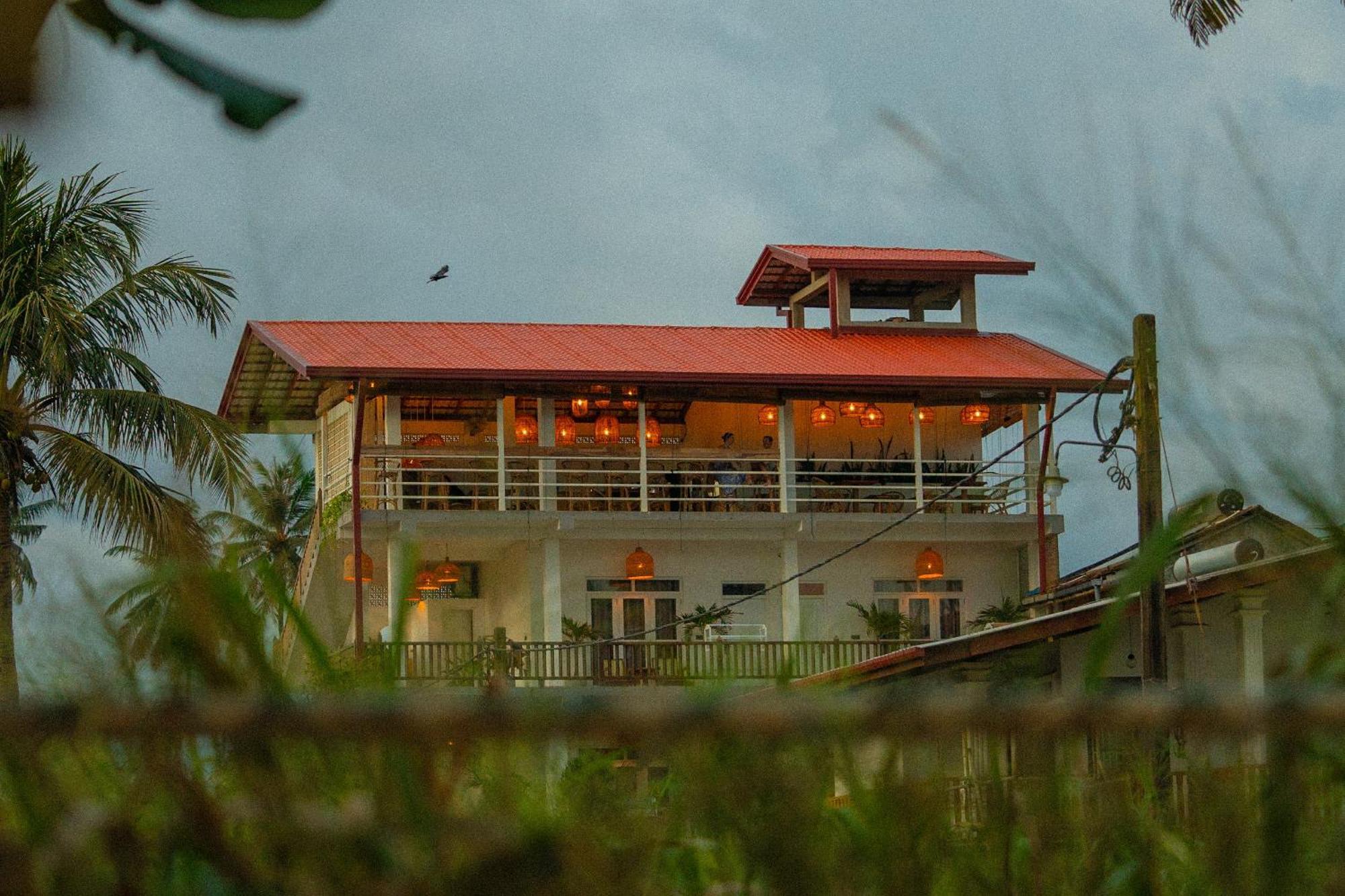Lucky'S Surf Camp Bed & Breakfast Weligama Luaran gambar