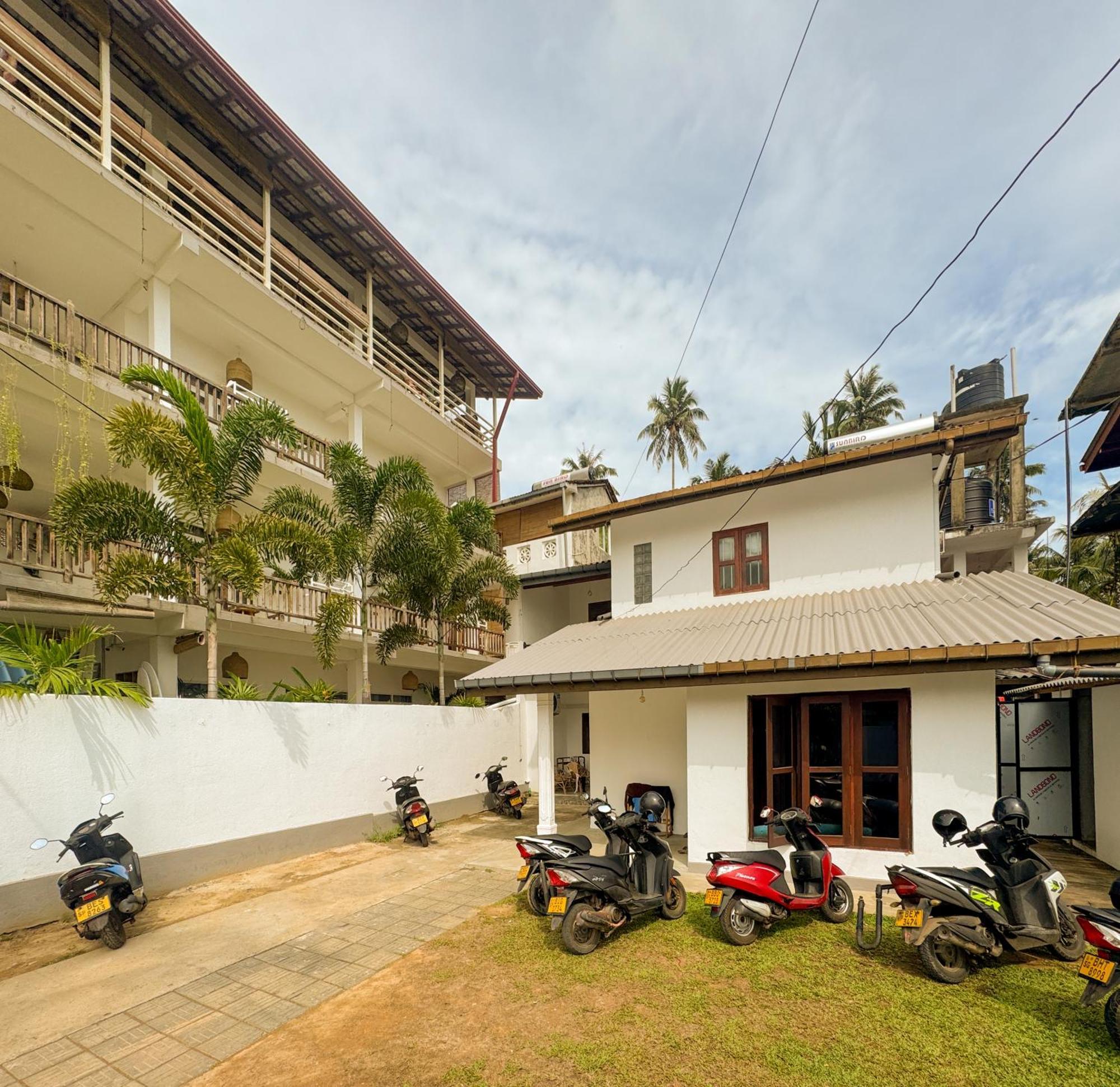 Lucky'S Surf Camp Bed & Breakfast Weligama Luaran gambar